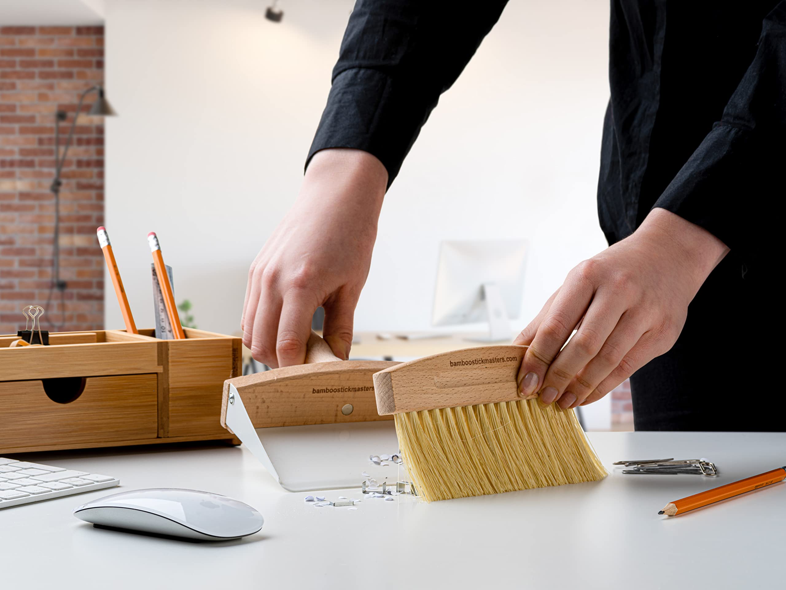 Juego de recogedor y cepillo de madera para escritorio con agarre suave y firme para barrer y limpiar encimeras de cocina, mesas, oficinas, juego de barrido de migas de madera y acero, práctico y