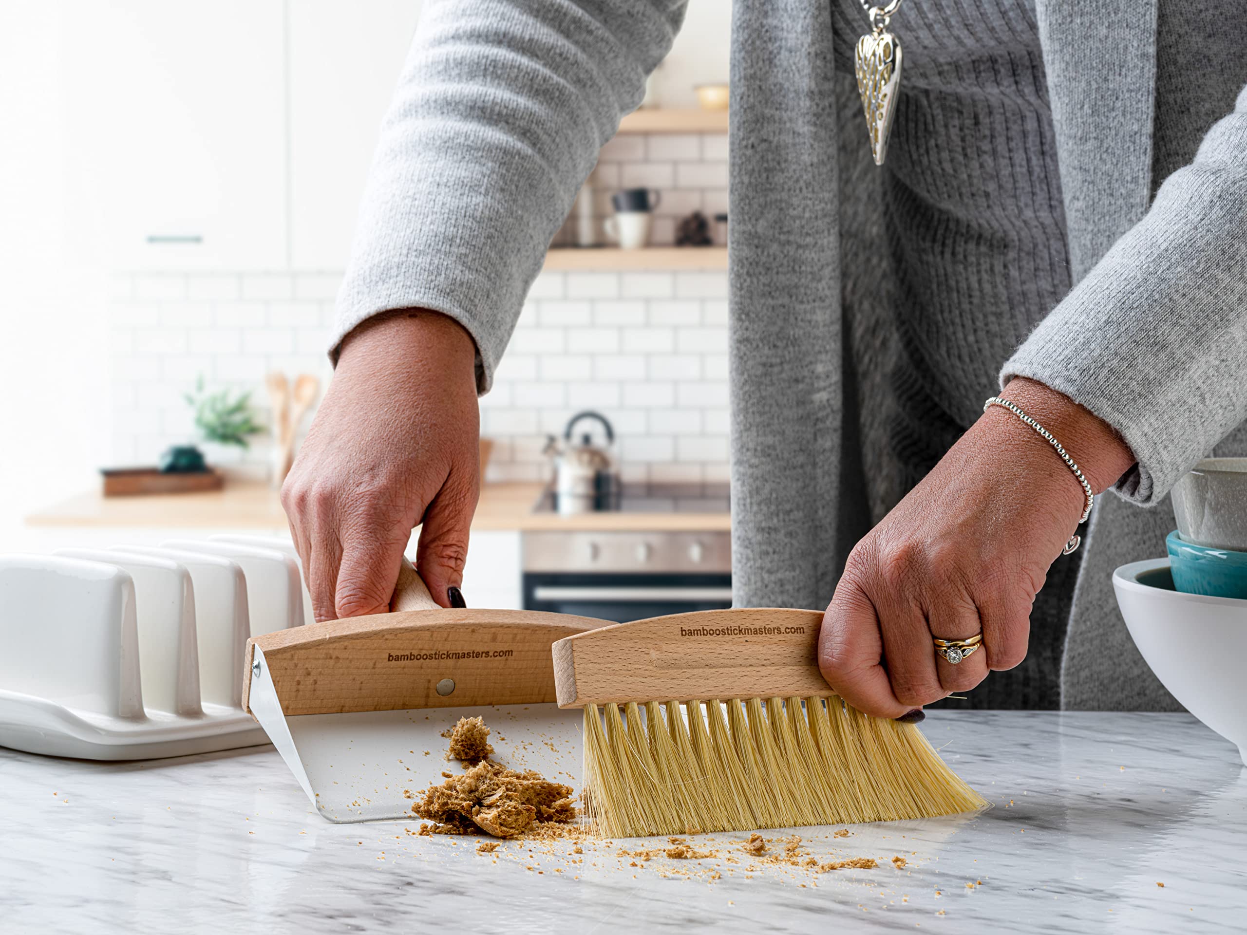 Juego de recogedor y cepillo de madera para escritorio con agarre suave y firme para barrer y limpiar encimeras de cocina, mesas, oficinas, juego de barrido de migas de madera y acero, práctico y