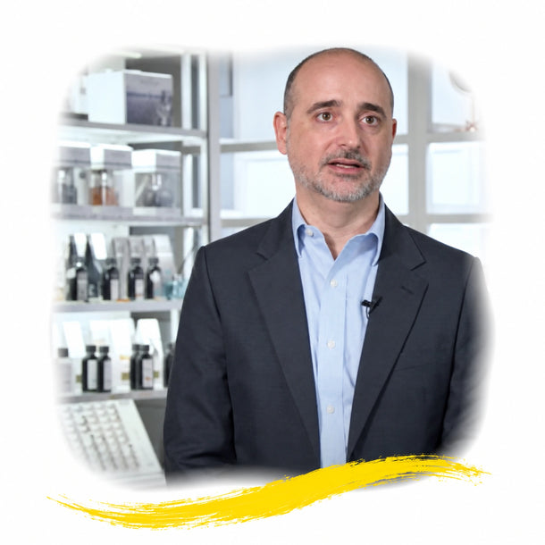 Enrique Manuel (Kemanto) en un entorno profesional, junto a productos y equipamiento.